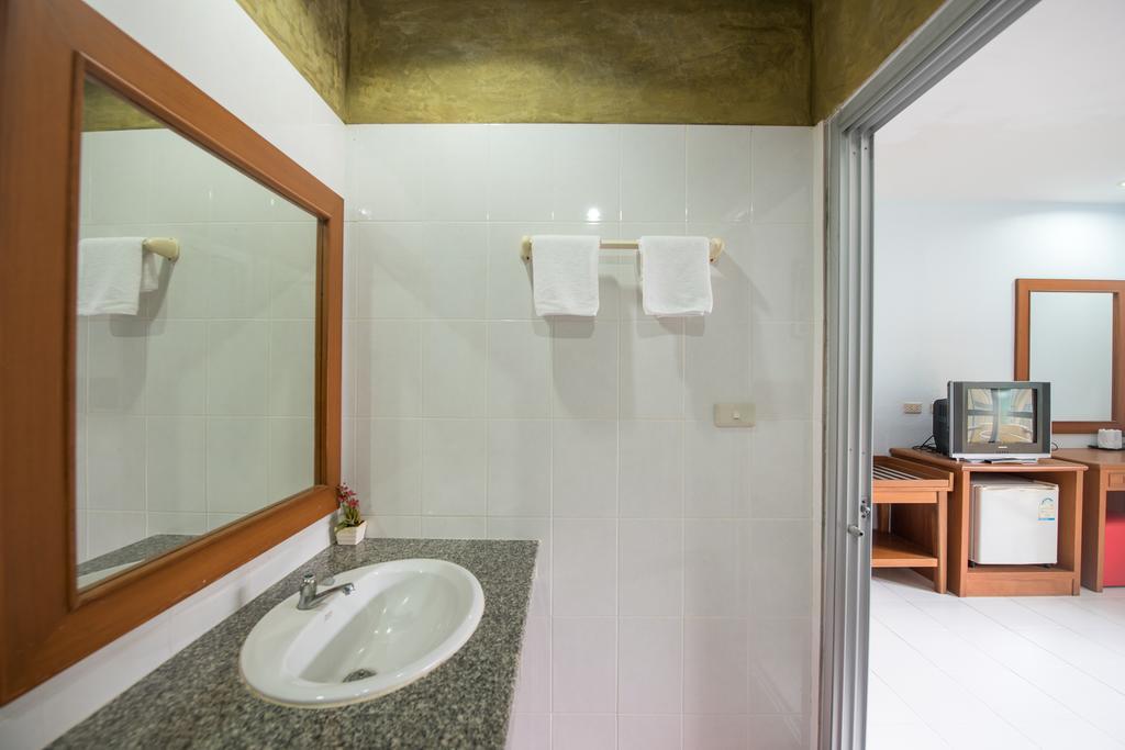 Simply Hotel Bãi biển Kata Ngoại thất bức ảnh