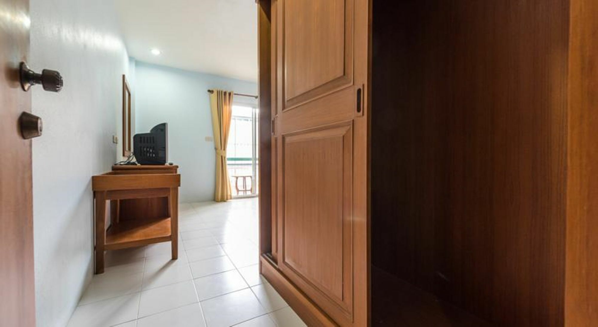 Simply Hotel Bãi biển Kata Ngoại thất bức ảnh